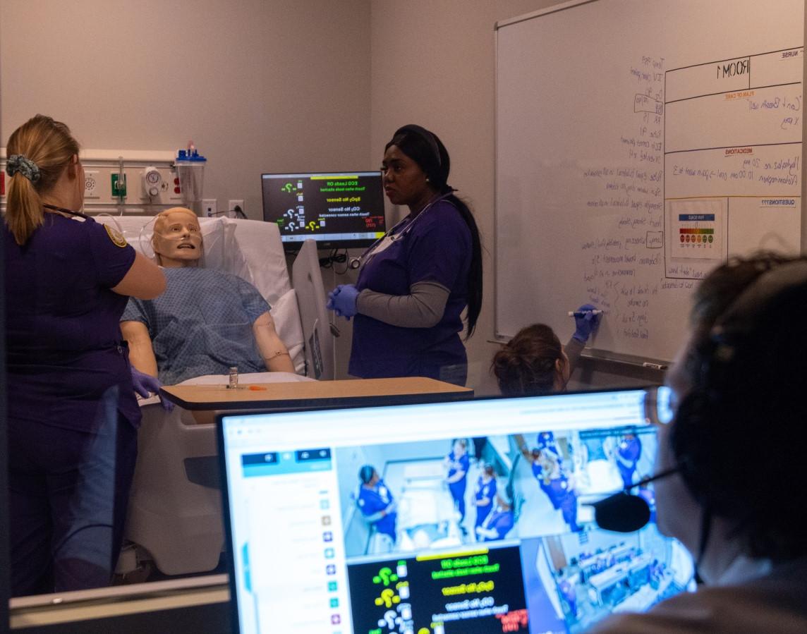 护理专业的学生用最先进的设备为现实世界的场景做准备.