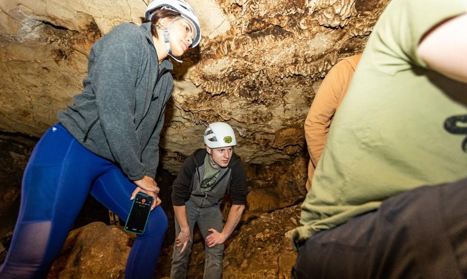 德克萨斯州康考迪亚大学的学生在洞穴之旅